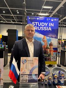 Проректор по образованию Андрей Воронин на выставке